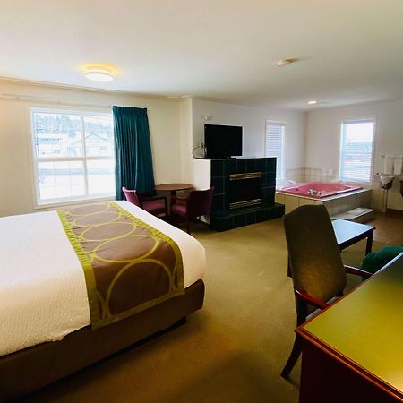 Super 8 By Wyndham 100 Mile House Hotel Bagian luar foto