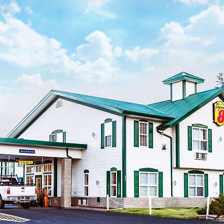 Super 8 By Wyndham 100 Mile House Hotel Bagian luar foto