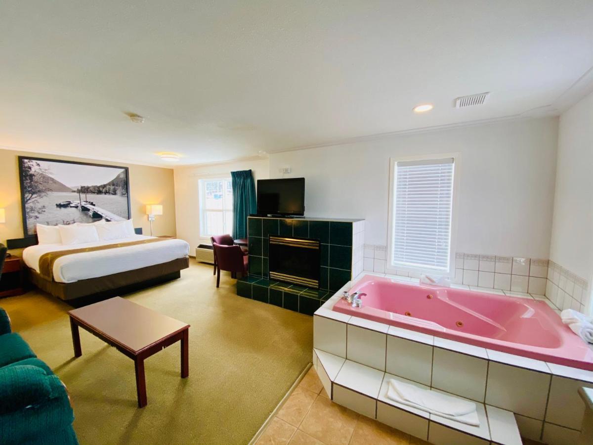Super 8 By Wyndham 100 Mile House Hotel Bagian luar foto
