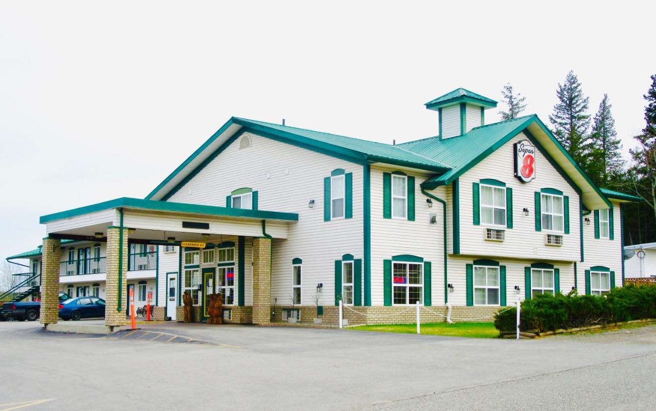Super 8 By Wyndham 100 Mile House Hotel Bagian luar foto