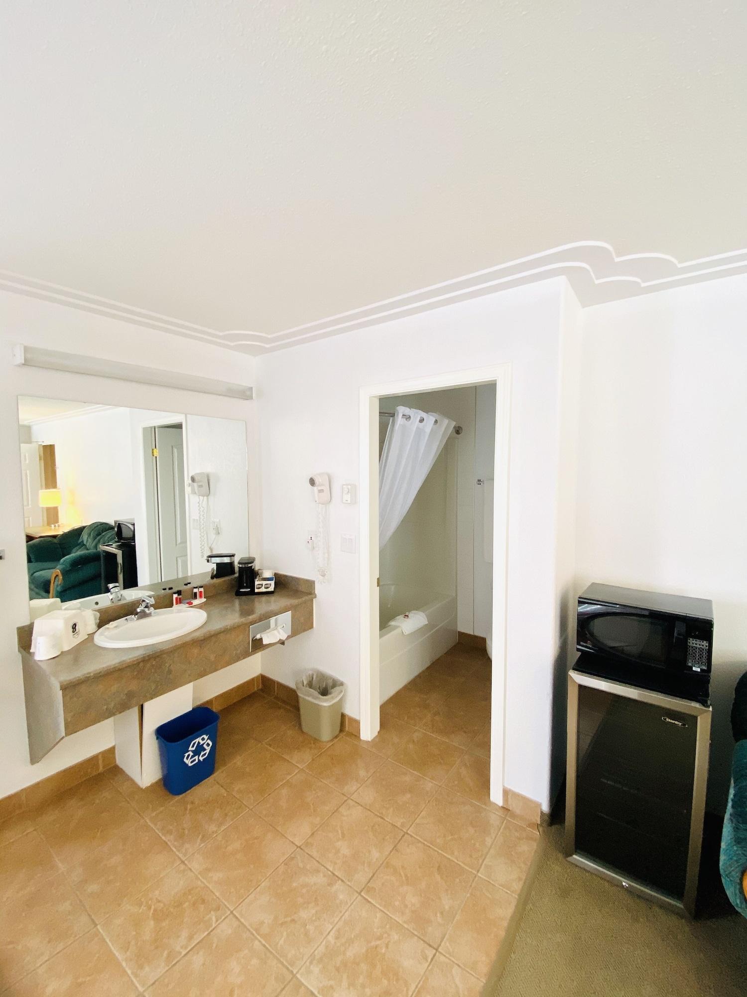 Super 8 By Wyndham 100 Mile House Hotel Bagian luar foto