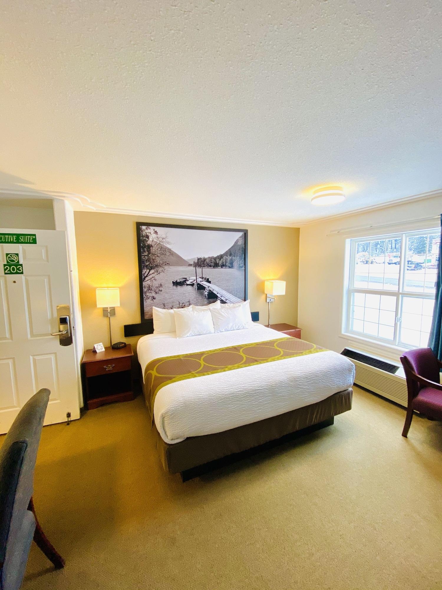Super 8 By Wyndham 100 Mile House Hotel Bagian luar foto