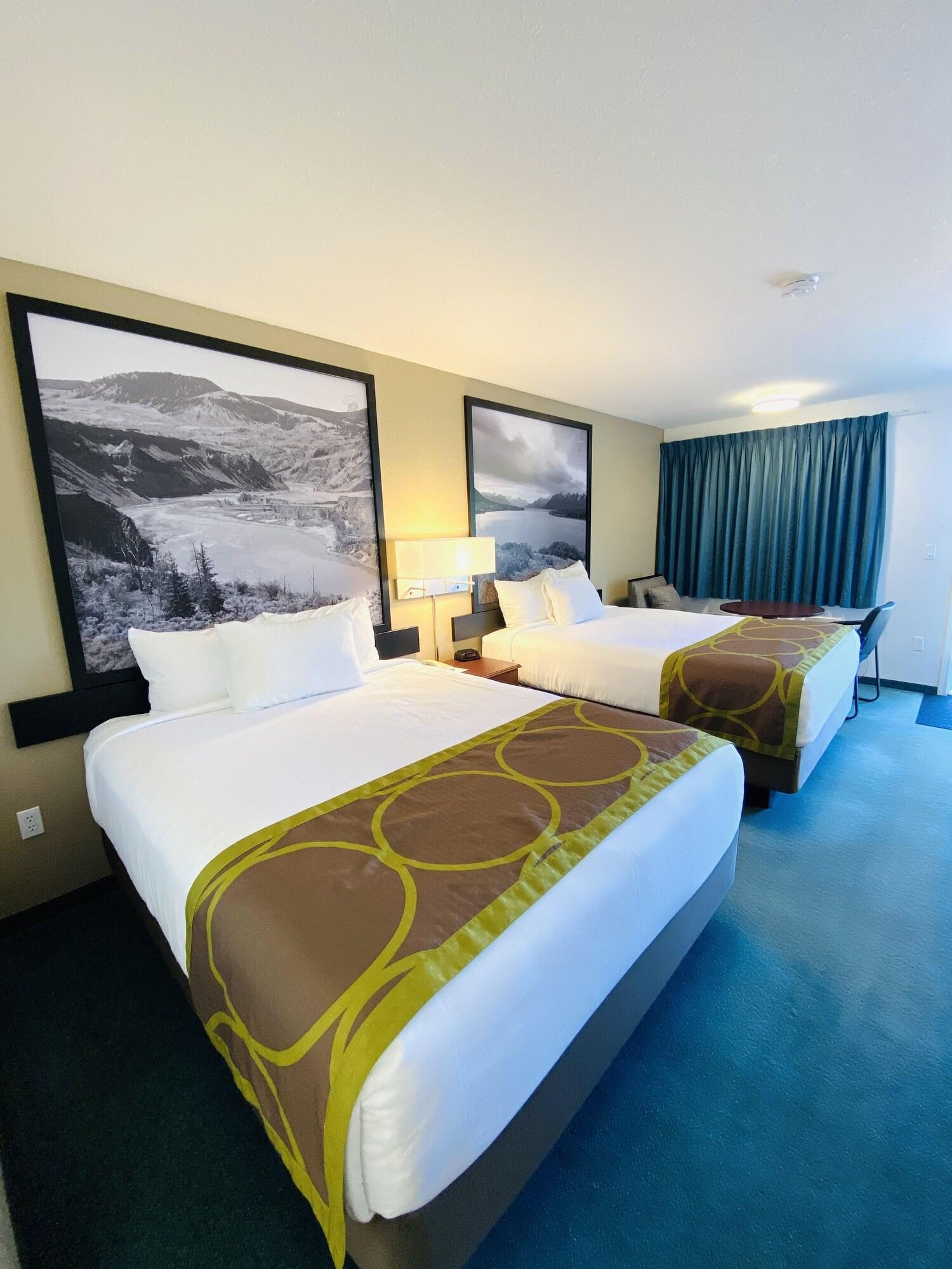 Super 8 By Wyndham 100 Mile House Hotel Bagian luar foto