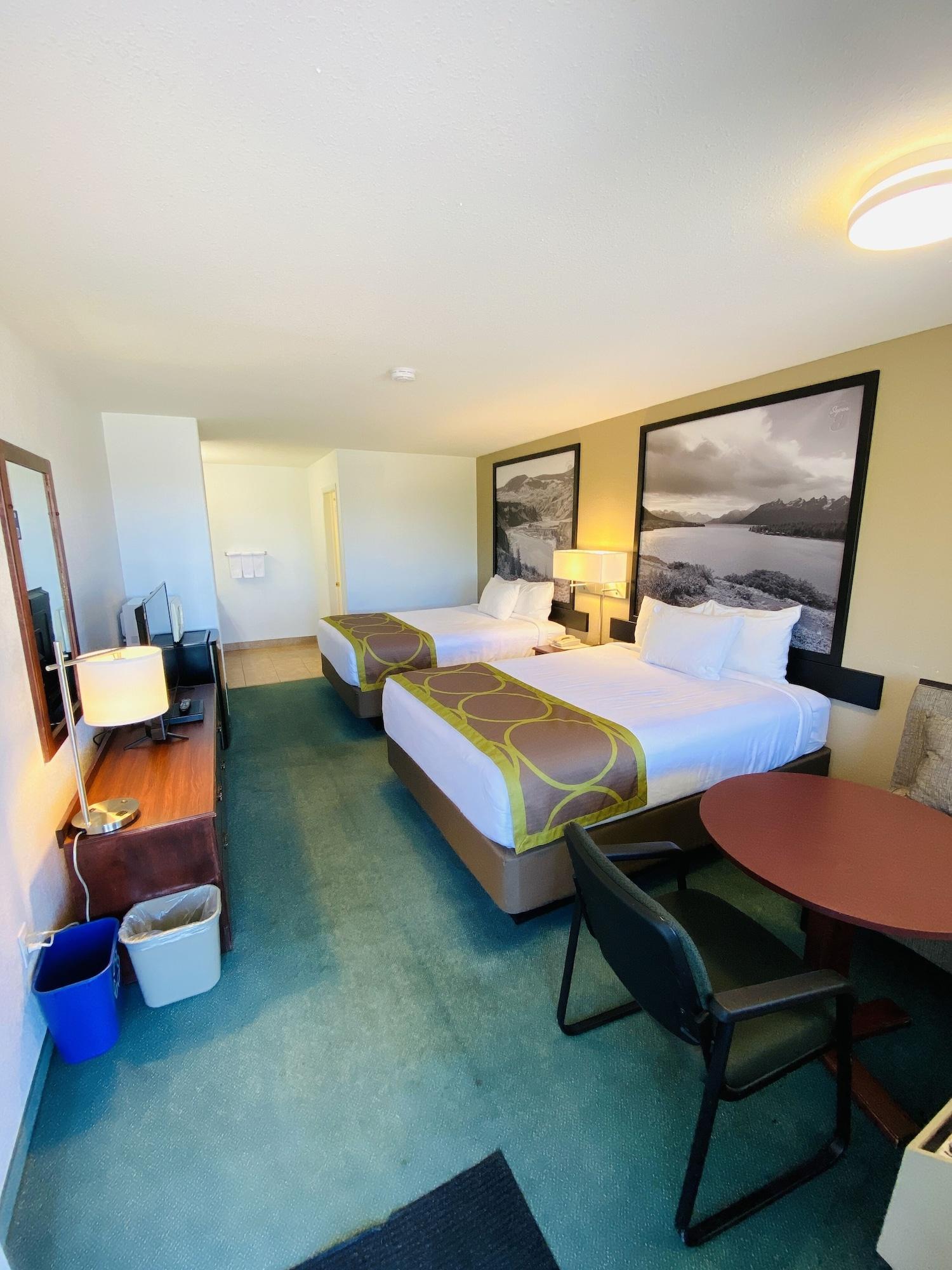 Super 8 By Wyndham 100 Mile House Hotel Bagian luar foto