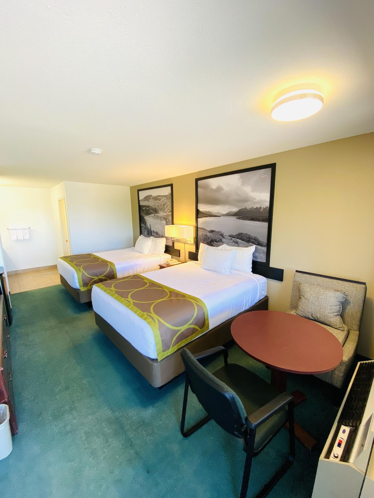 Super 8 By Wyndham 100 Mile House Hotel Bagian luar foto