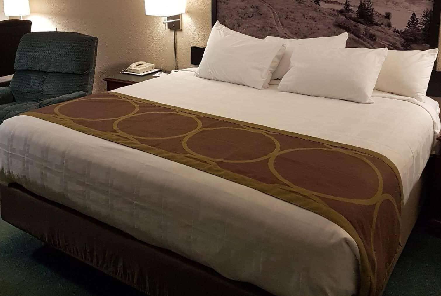 Super 8 By Wyndham 100 Mile House Hotel Bagian luar foto