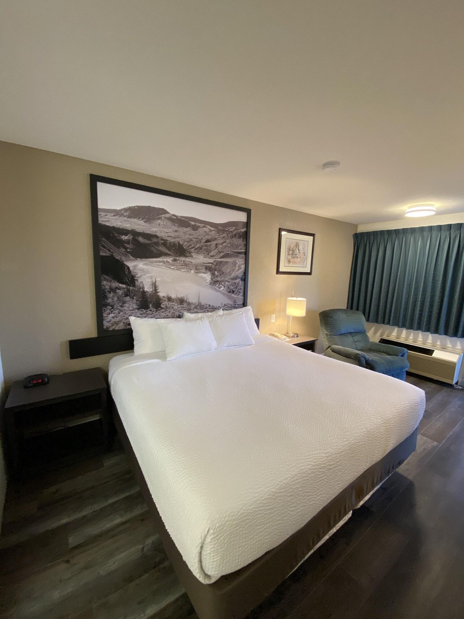 Super 8 By Wyndham 100 Mile House Hotel Bagian luar foto