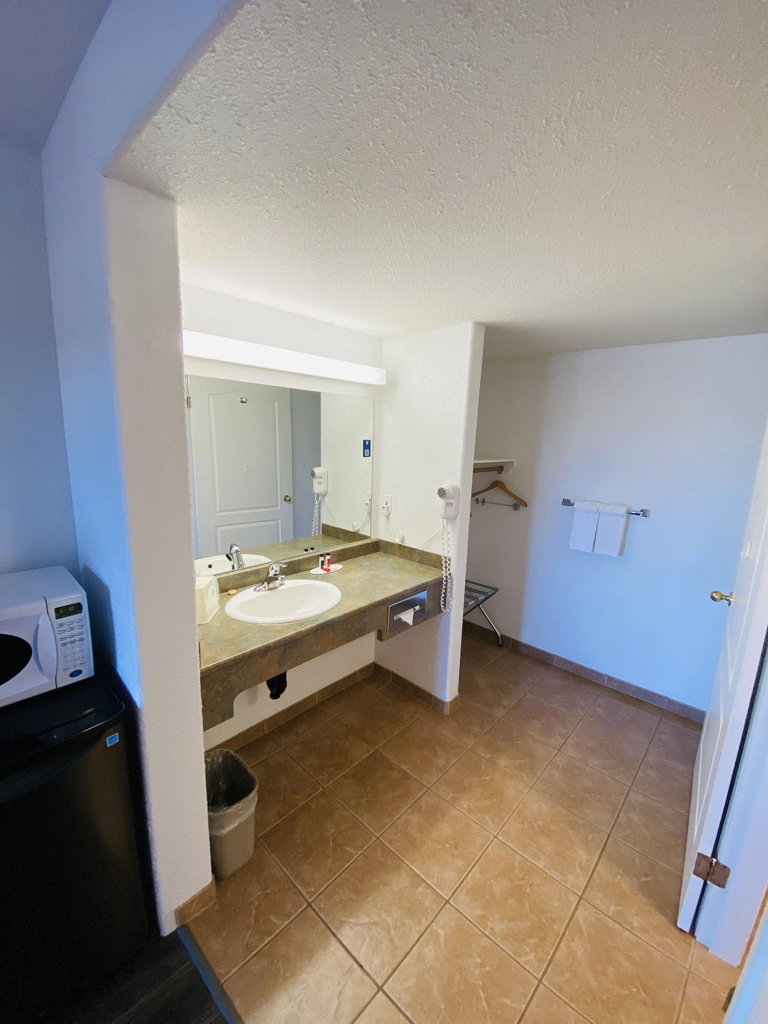 Super 8 By Wyndham 100 Mile House Hotel Bagian luar foto