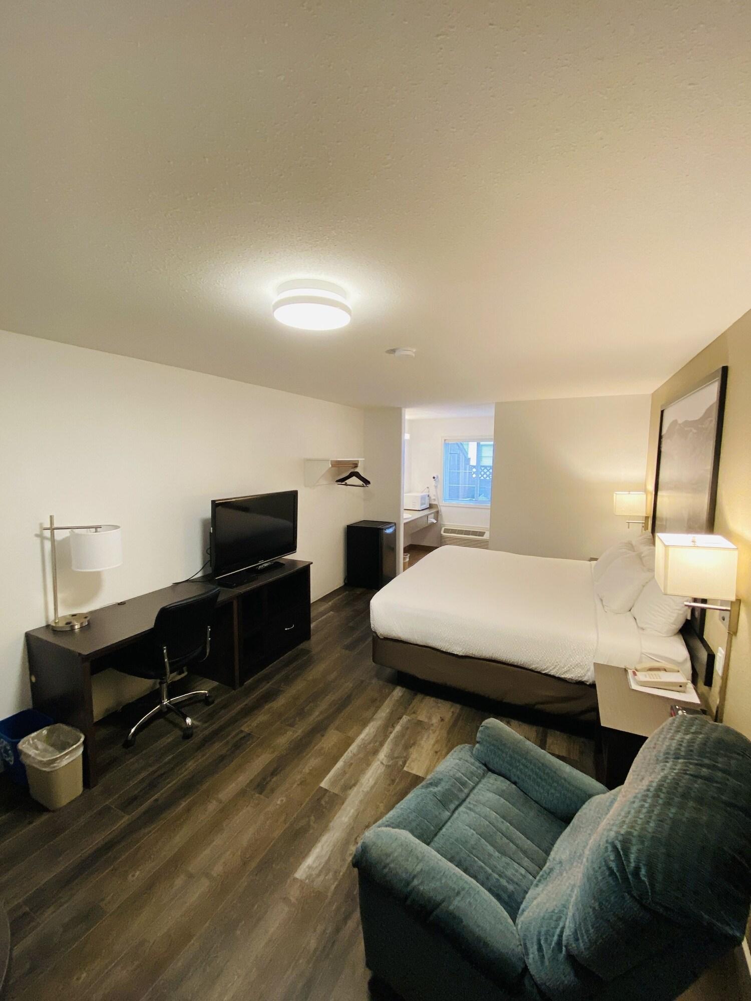 Super 8 By Wyndham 100 Mile House Hotel Bagian luar foto