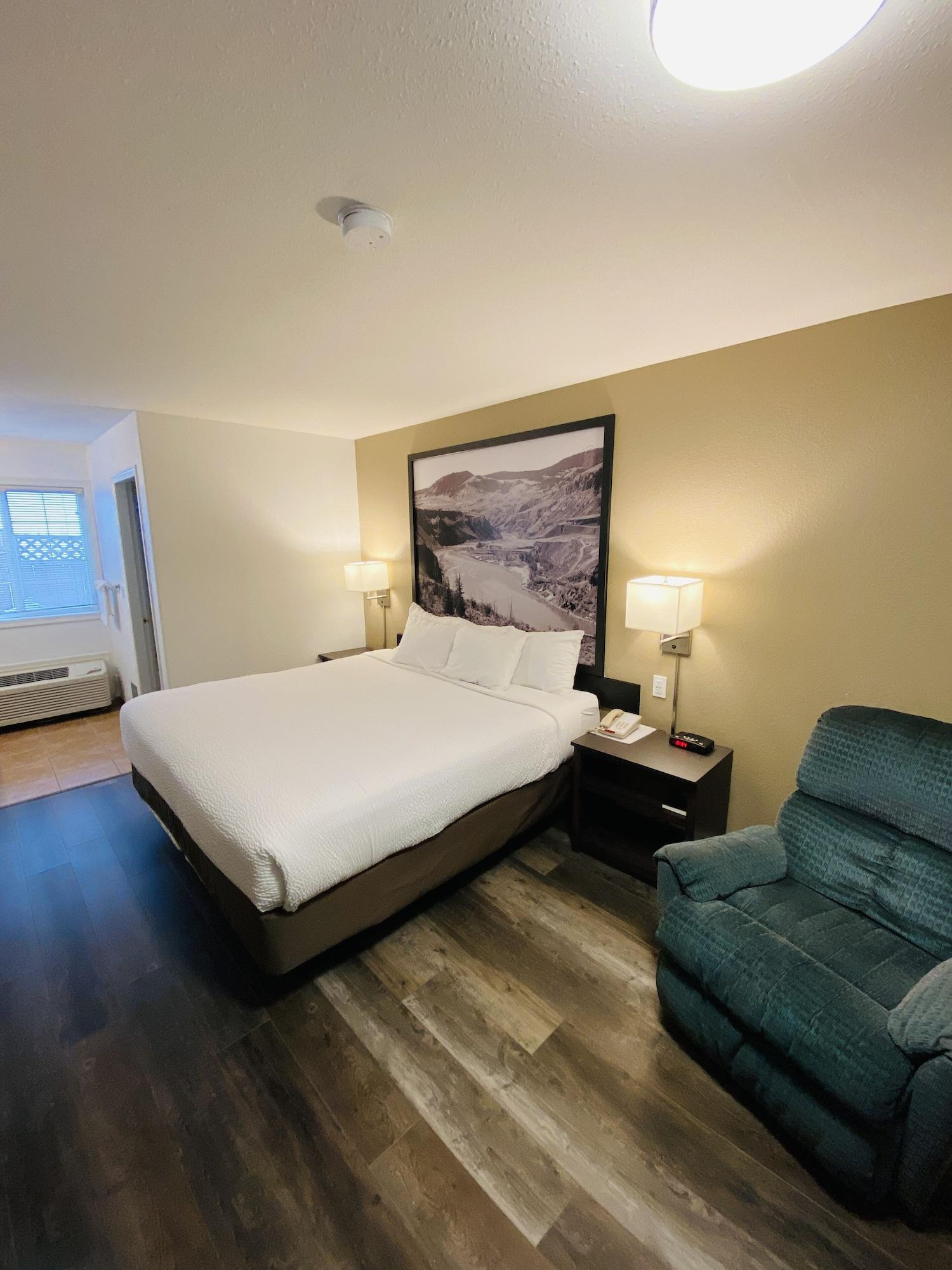 Super 8 By Wyndham 100 Mile House Hotel Bagian luar foto