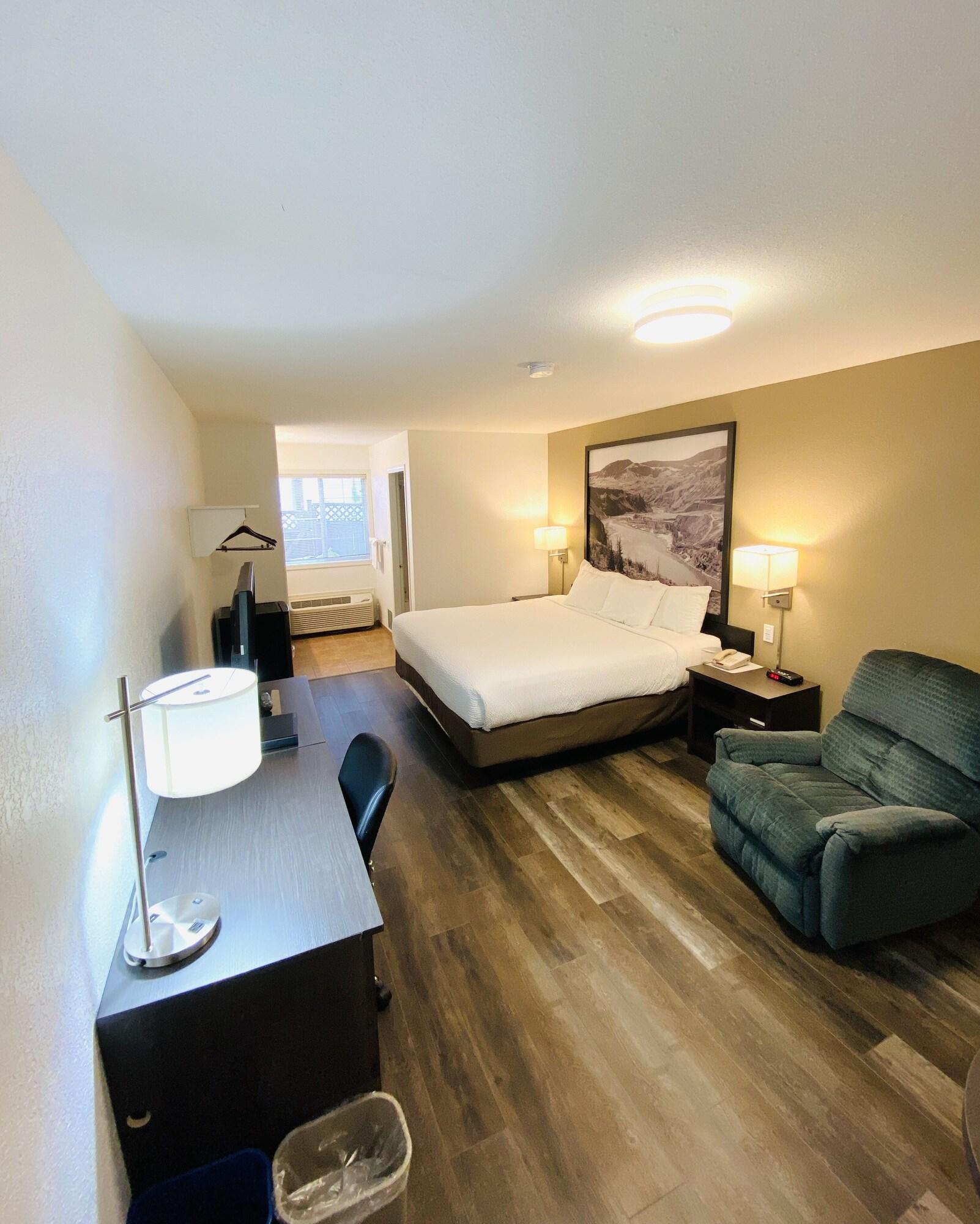 Super 8 By Wyndham 100 Mile House Hotel Bagian luar foto