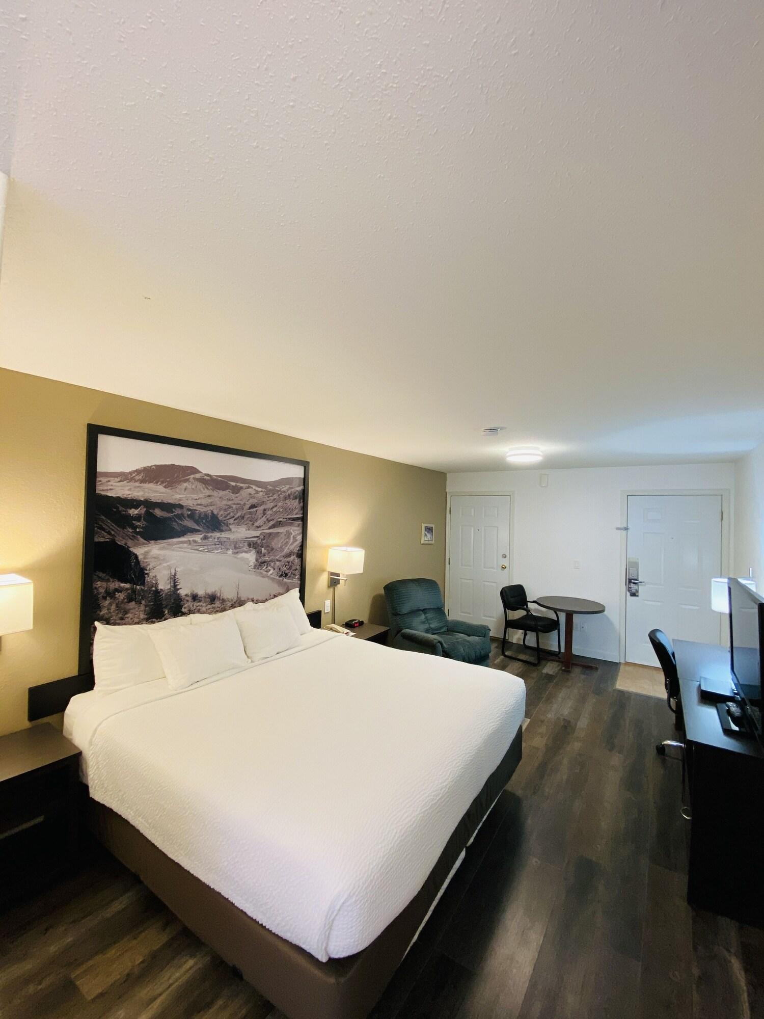 Super 8 By Wyndham 100 Mile House Hotel Bagian luar foto