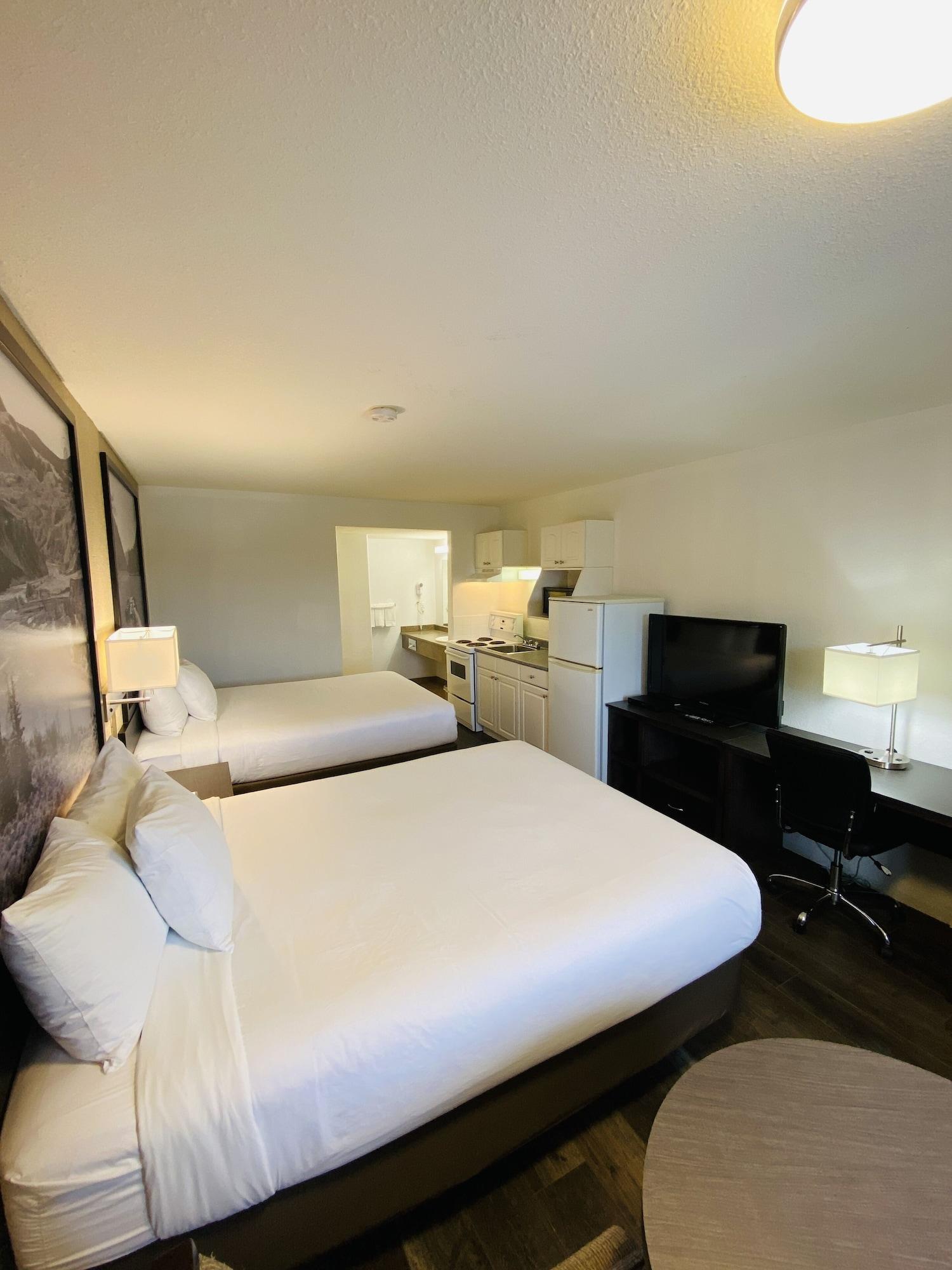 Super 8 By Wyndham 100 Mile House Hotel Bagian luar foto