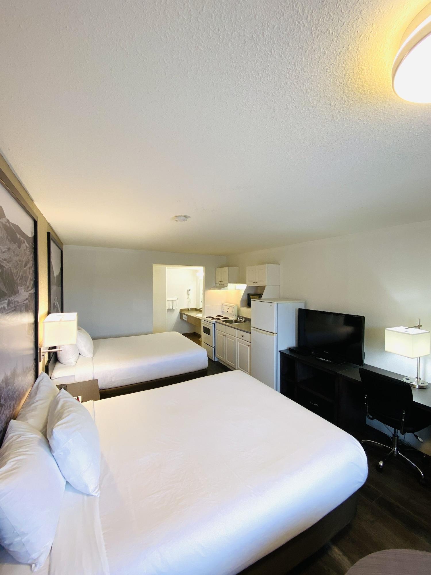 Super 8 By Wyndham 100 Mile House Hotel Bagian luar foto