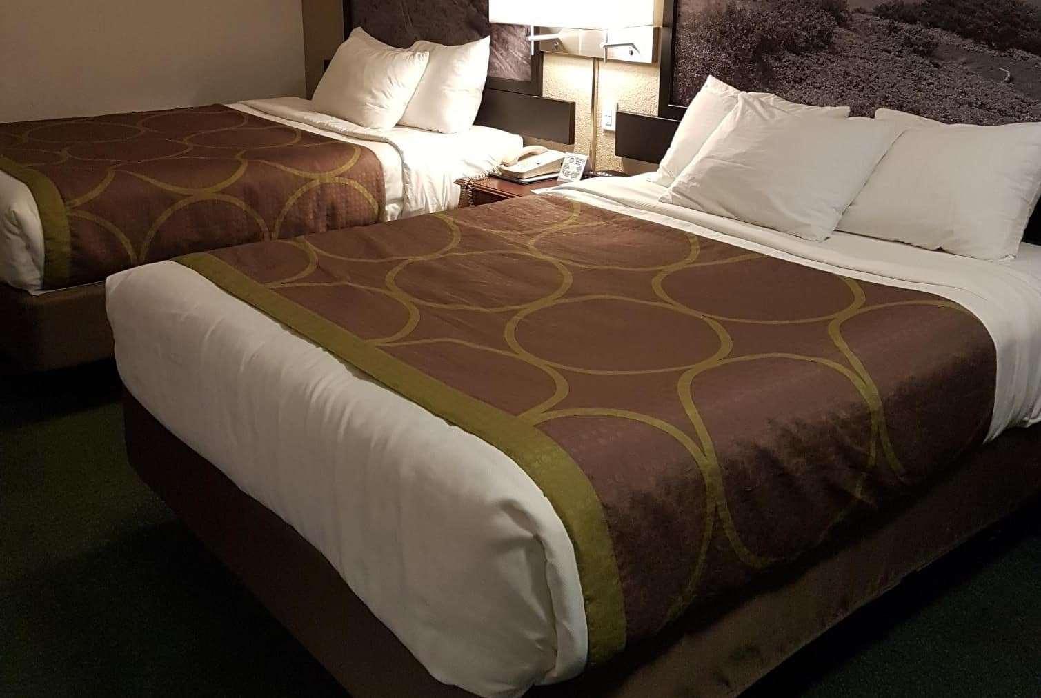 Super 8 By Wyndham 100 Mile House Hotel Bagian luar foto