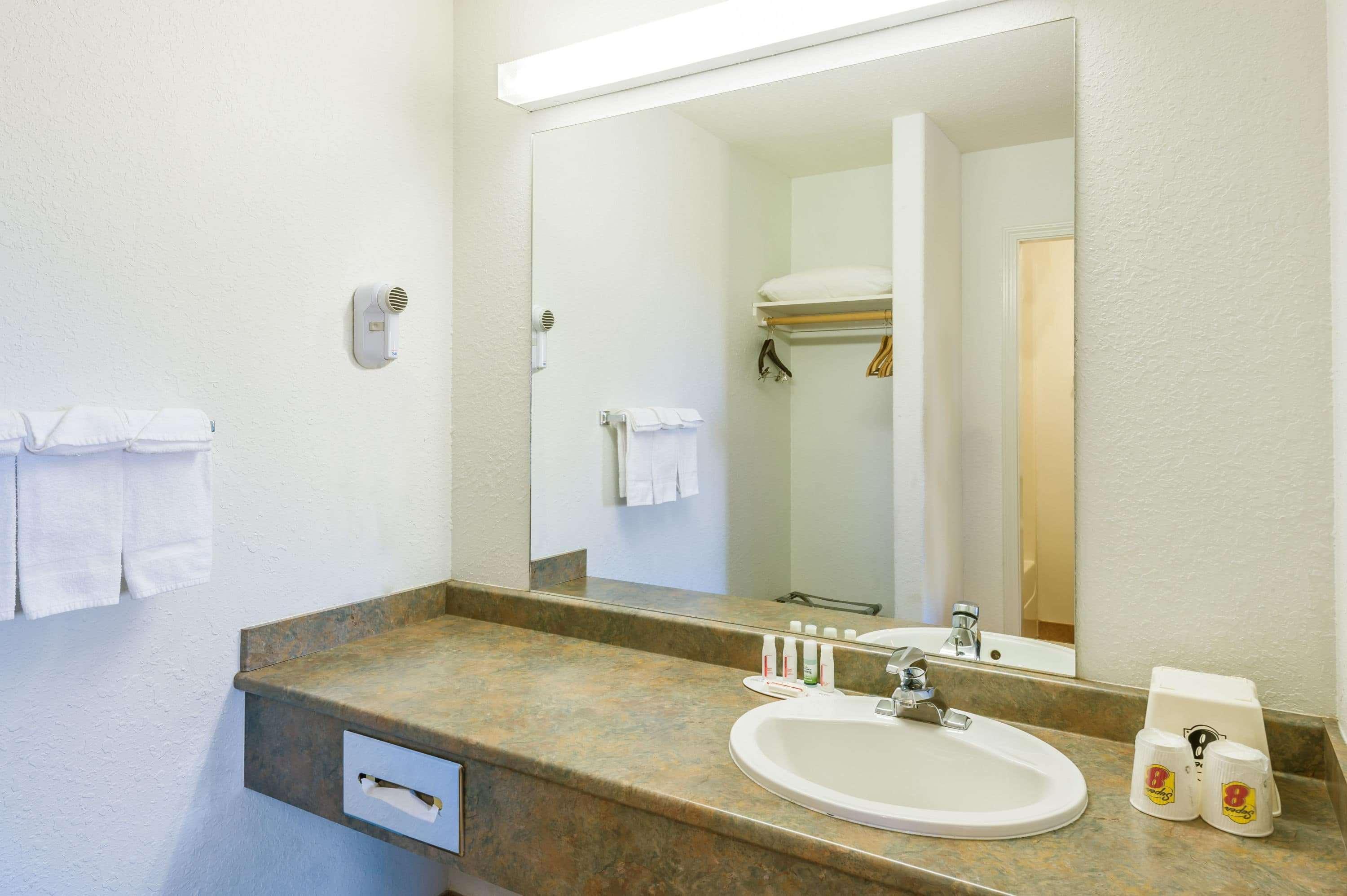 Super 8 By Wyndham 100 Mile House Hotel Bagian luar foto