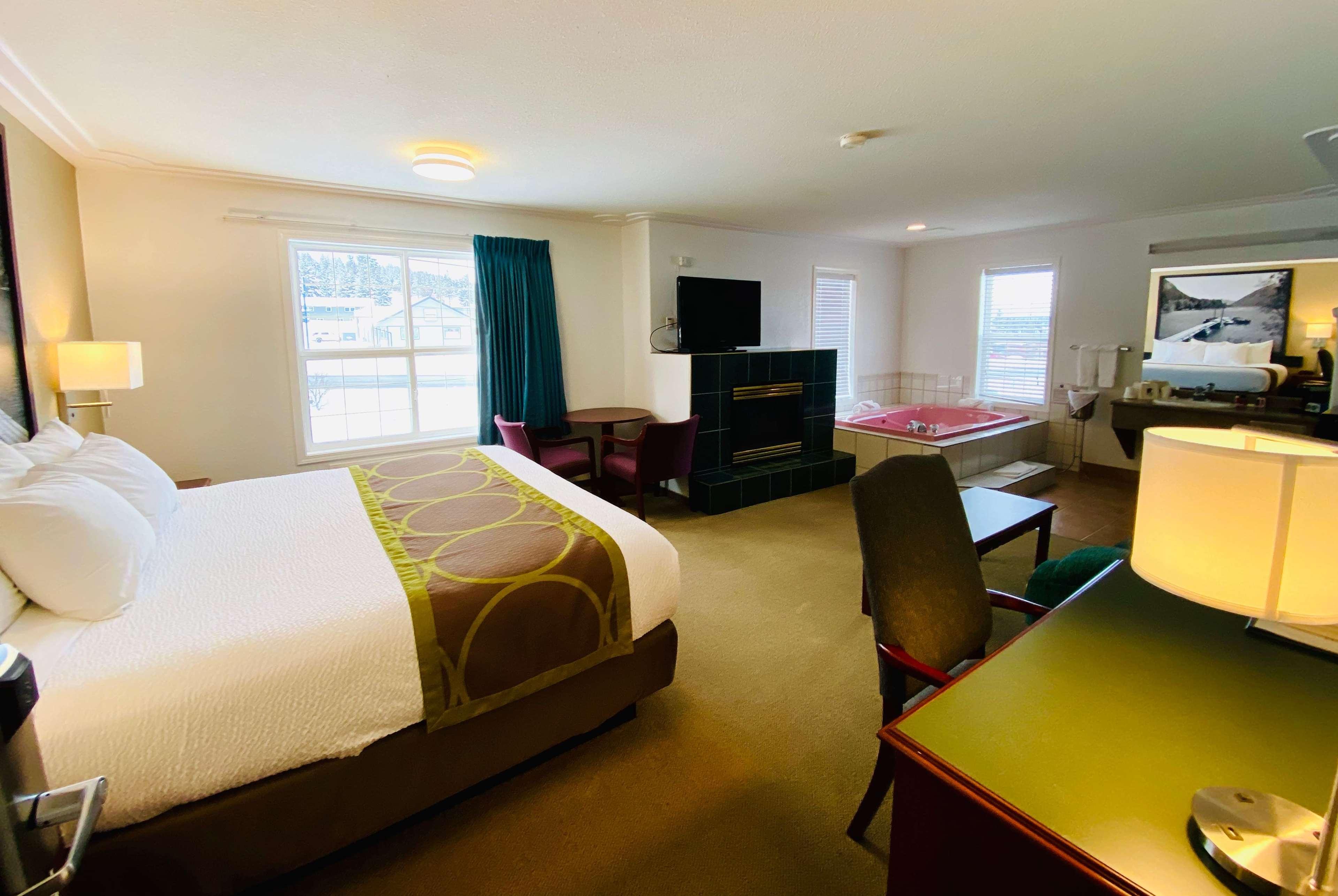 Super 8 By Wyndham 100 Mile House Hotel Bagian luar foto