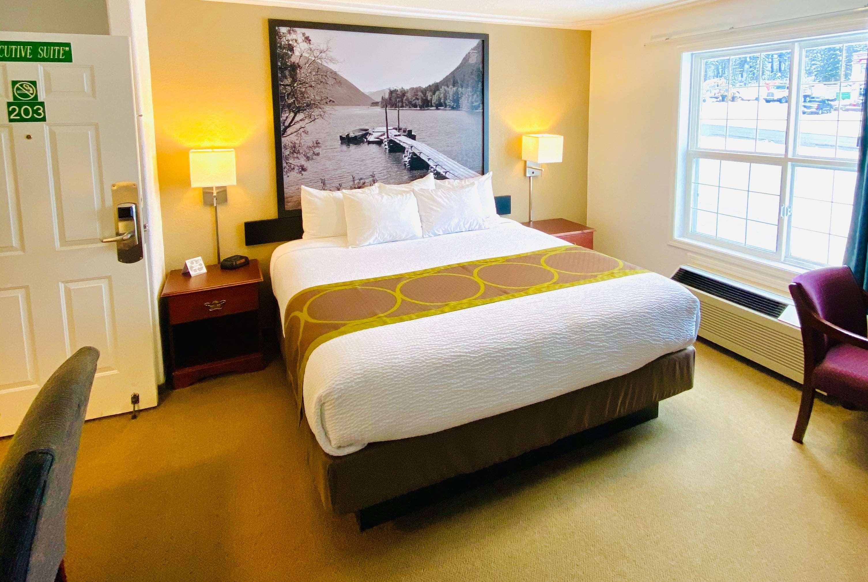 Super 8 By Wyndham 100 Mile House Hotel Bagian luar foto