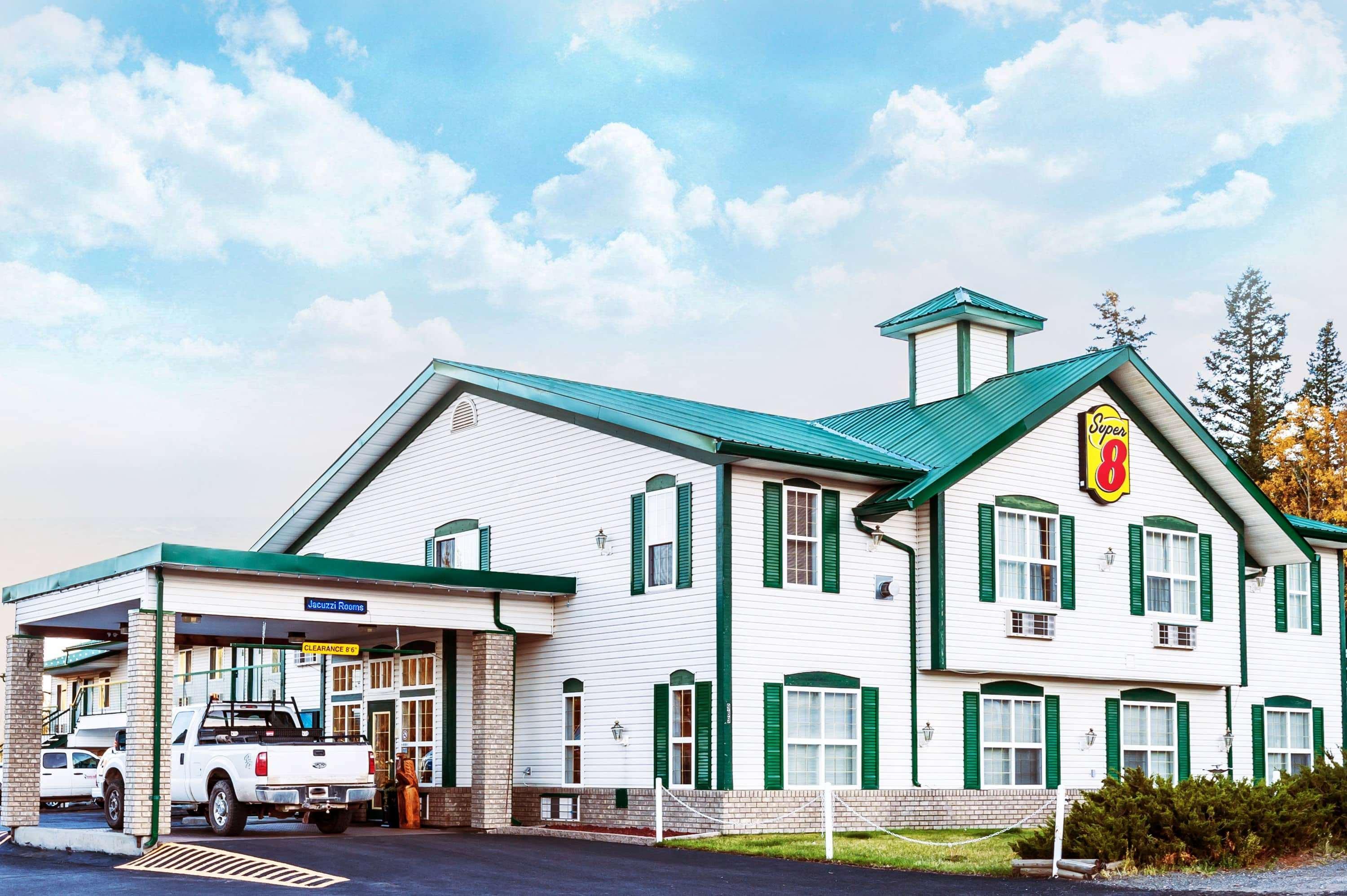 Super 8 By Wyndham 100 Mile House Hotel Bagian luar foto