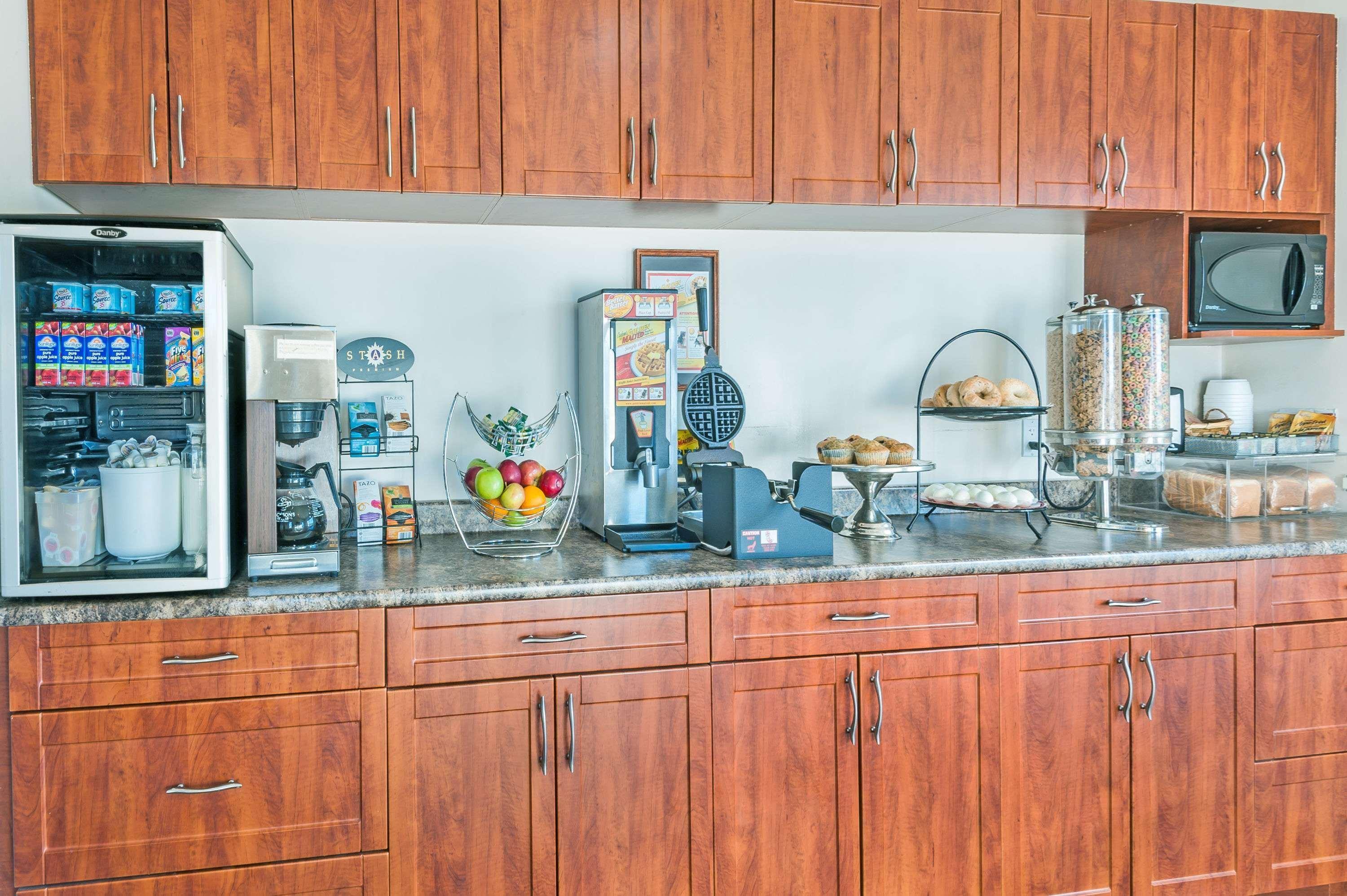 Super 8 By Wyndham 100 Mile House Hotel Bagian luar foto