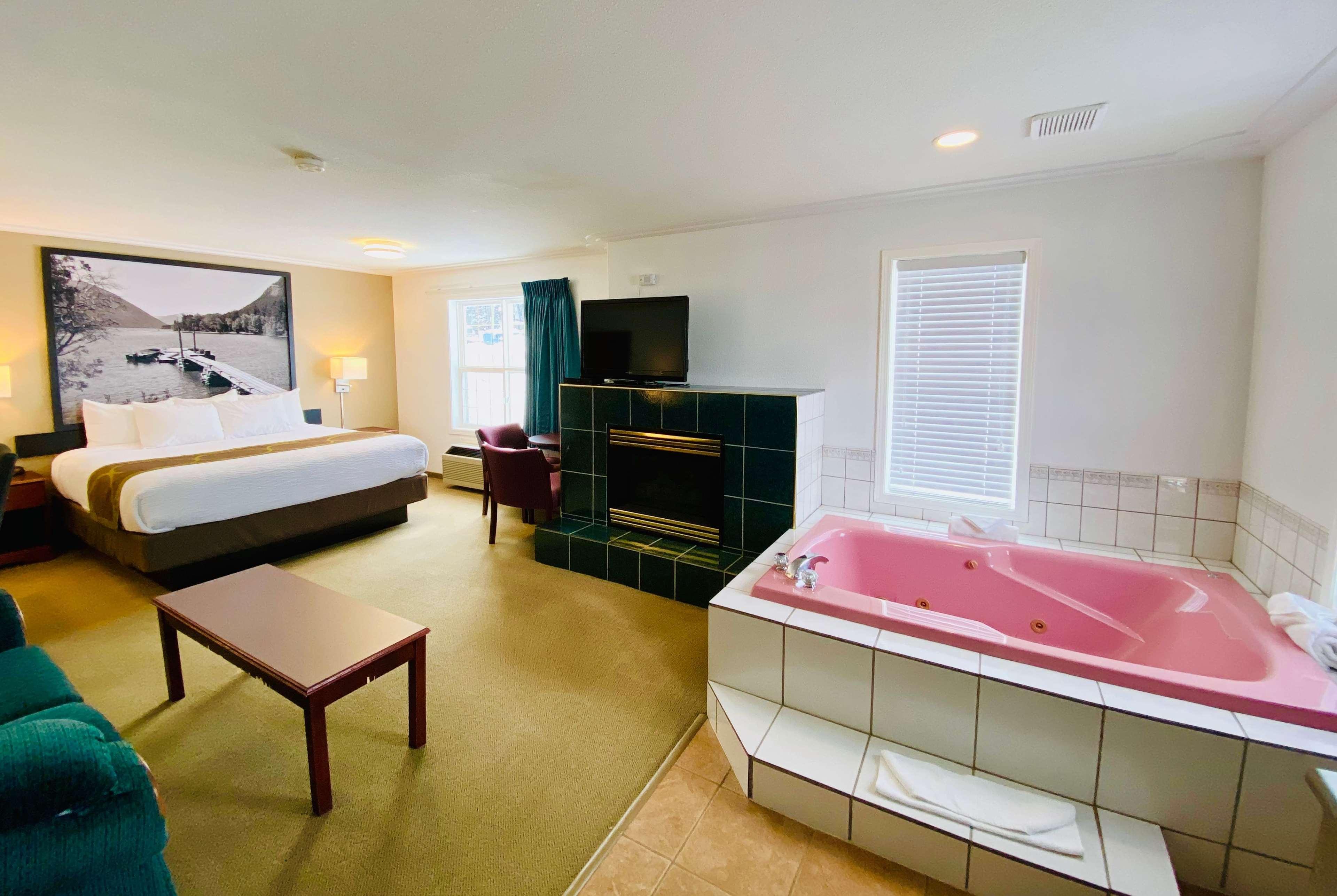 Super 8 By Wyndham 100 Mile House Hotel Bagian luar foto