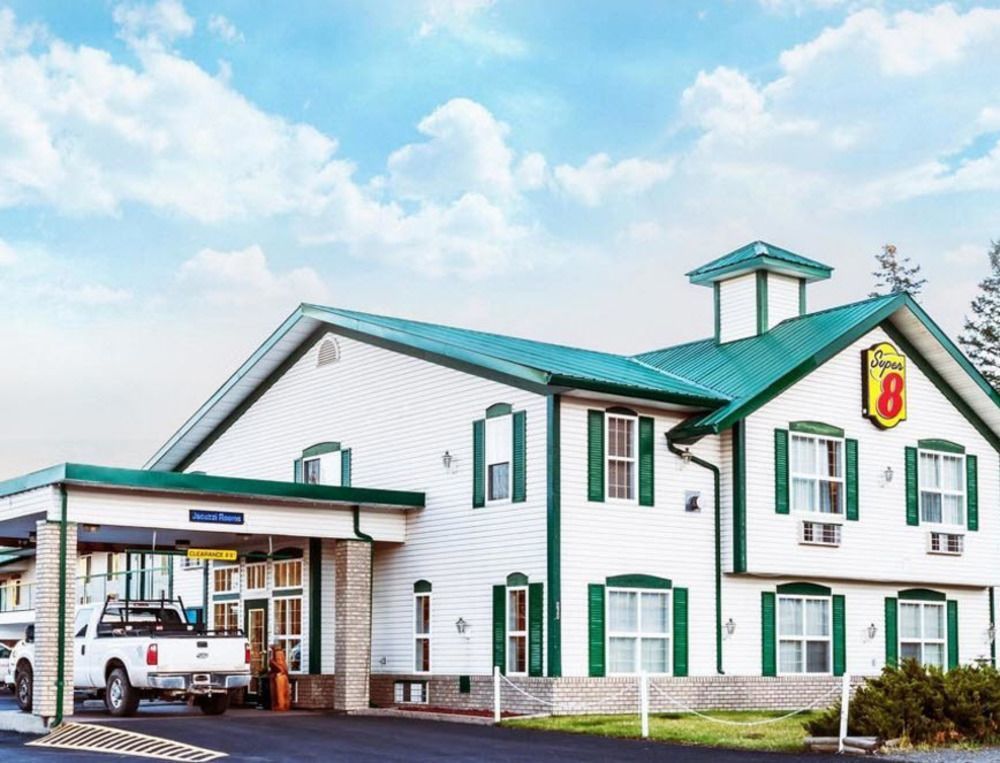 Super 8 By Wyndham 100 Mile House Hotel Bagian luar foto