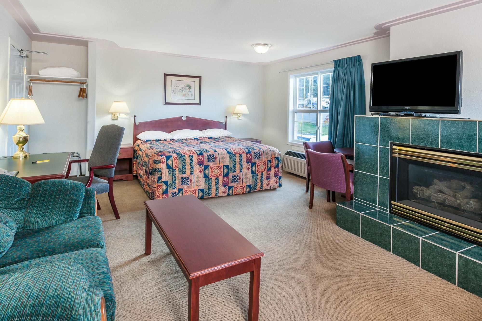 Super 8 By Wyndham 100 Mile House Hotel Bagian luar foto