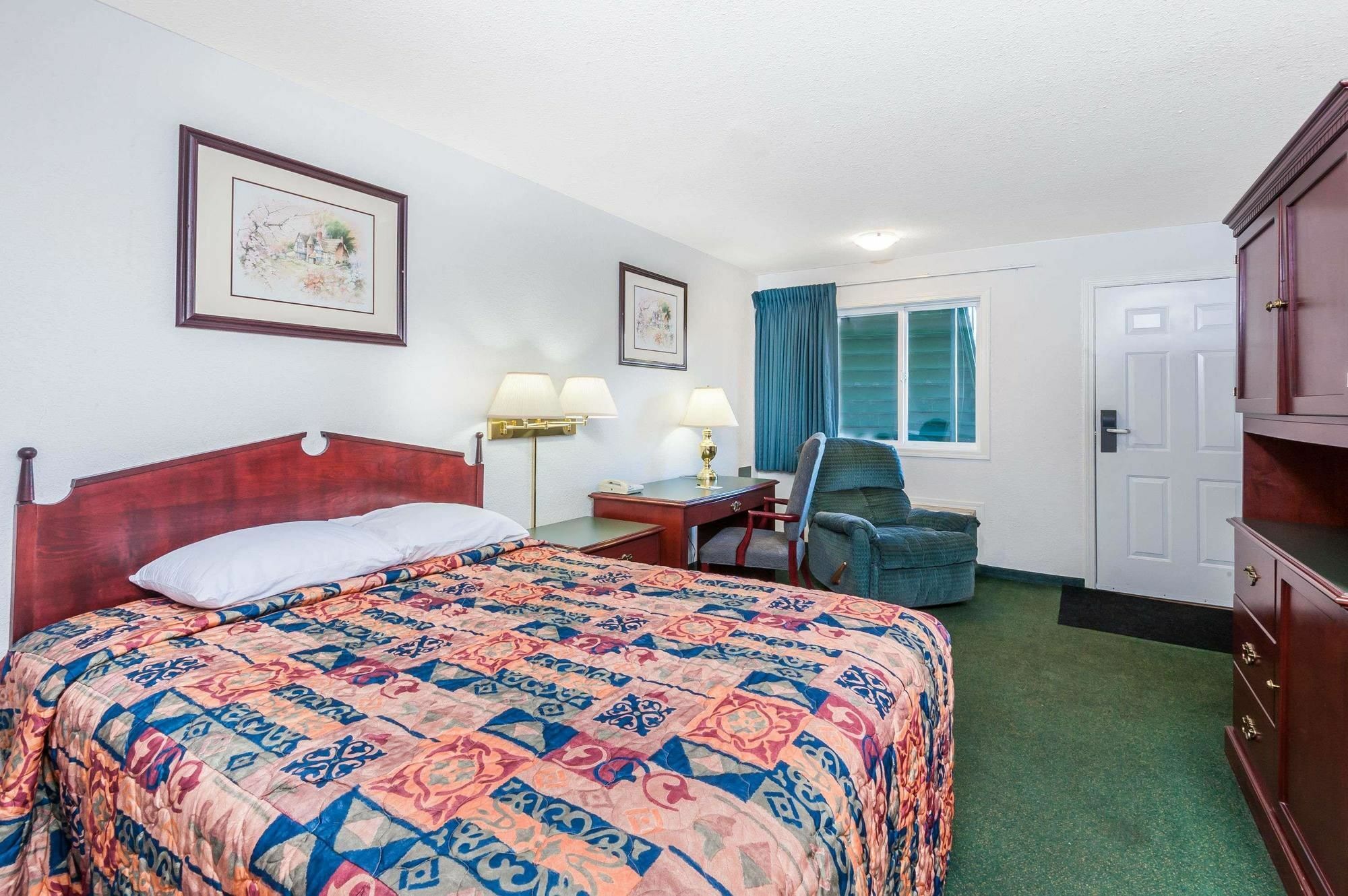 Super 8 By Wyndham 100 Mile House Hotel Bagian luar foto