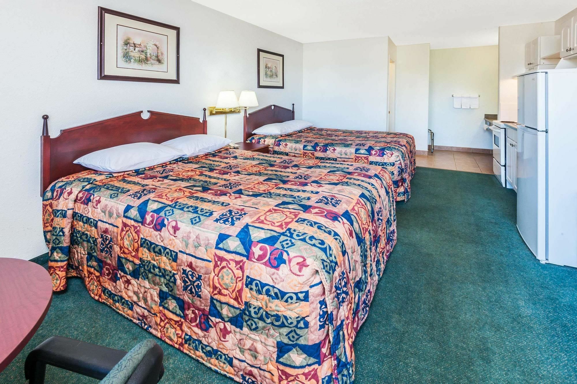 Super 8 By Wyndham 100 Mile House Hotel Bagian luar foto